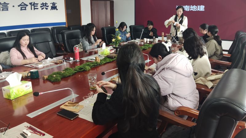 地建集团女职工共庆“三八”妇女节，开展古法香牌制作活动
